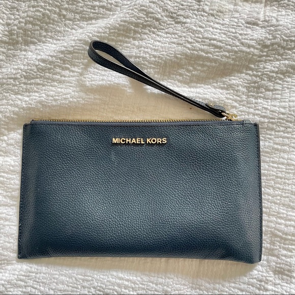 Michael Kors wristlet - Picture 1 of 3